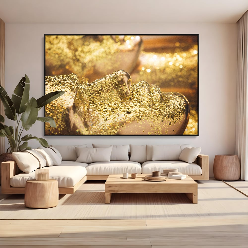Tablou canvas cu tablou canvas cu chip acoperit de sclipici auriu, in rama de aluminiu negru, pe perete intr-un living